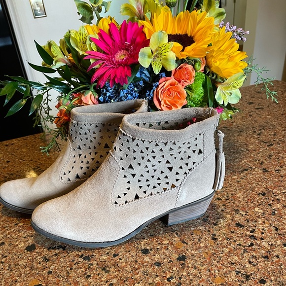 Minnetonka Leather Booties - Picture 1 of 5